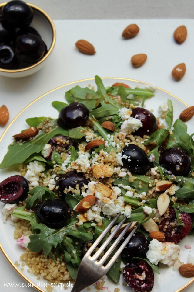 Quinoa-Kirsch-Rucola-Salat mit Balsamico-Vinaigrette