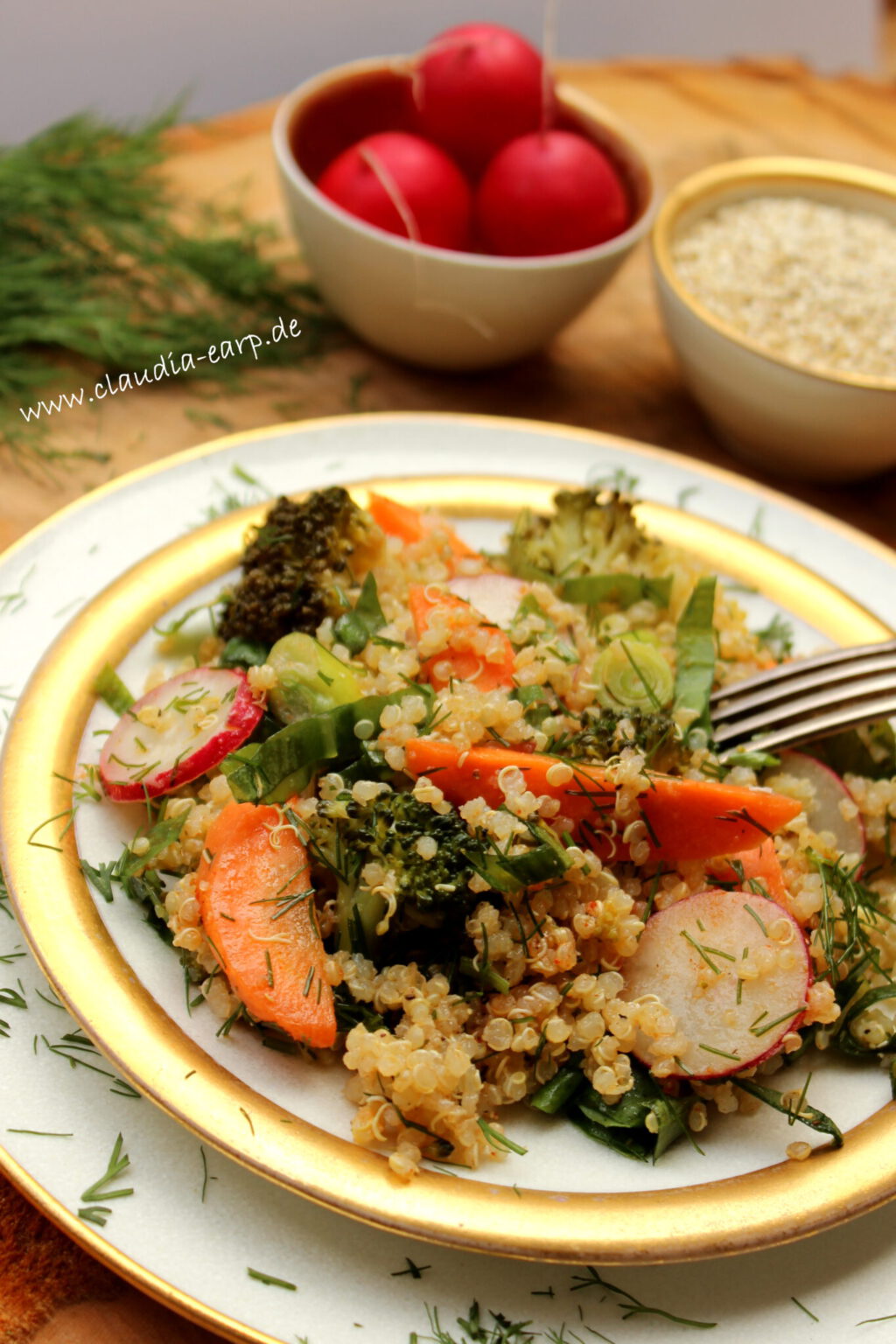 Quinoa-Salat mit buntem Gemüse und Bärlauch