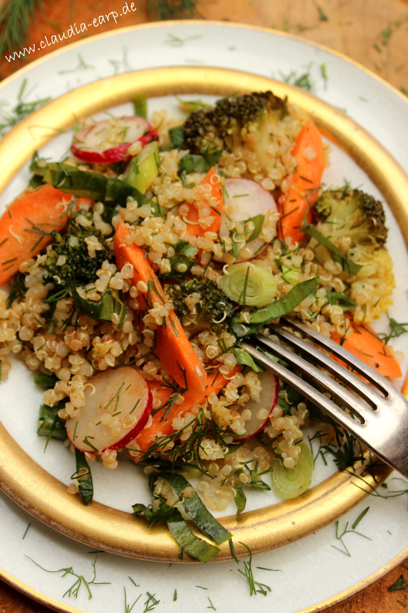 Quinoa-Salat mit buntem Gemüse und Bärlauch