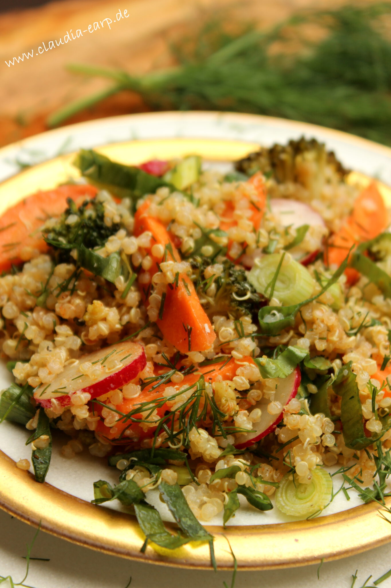 Quinoa-Salat mit buntem Gemüse und Bärlauch