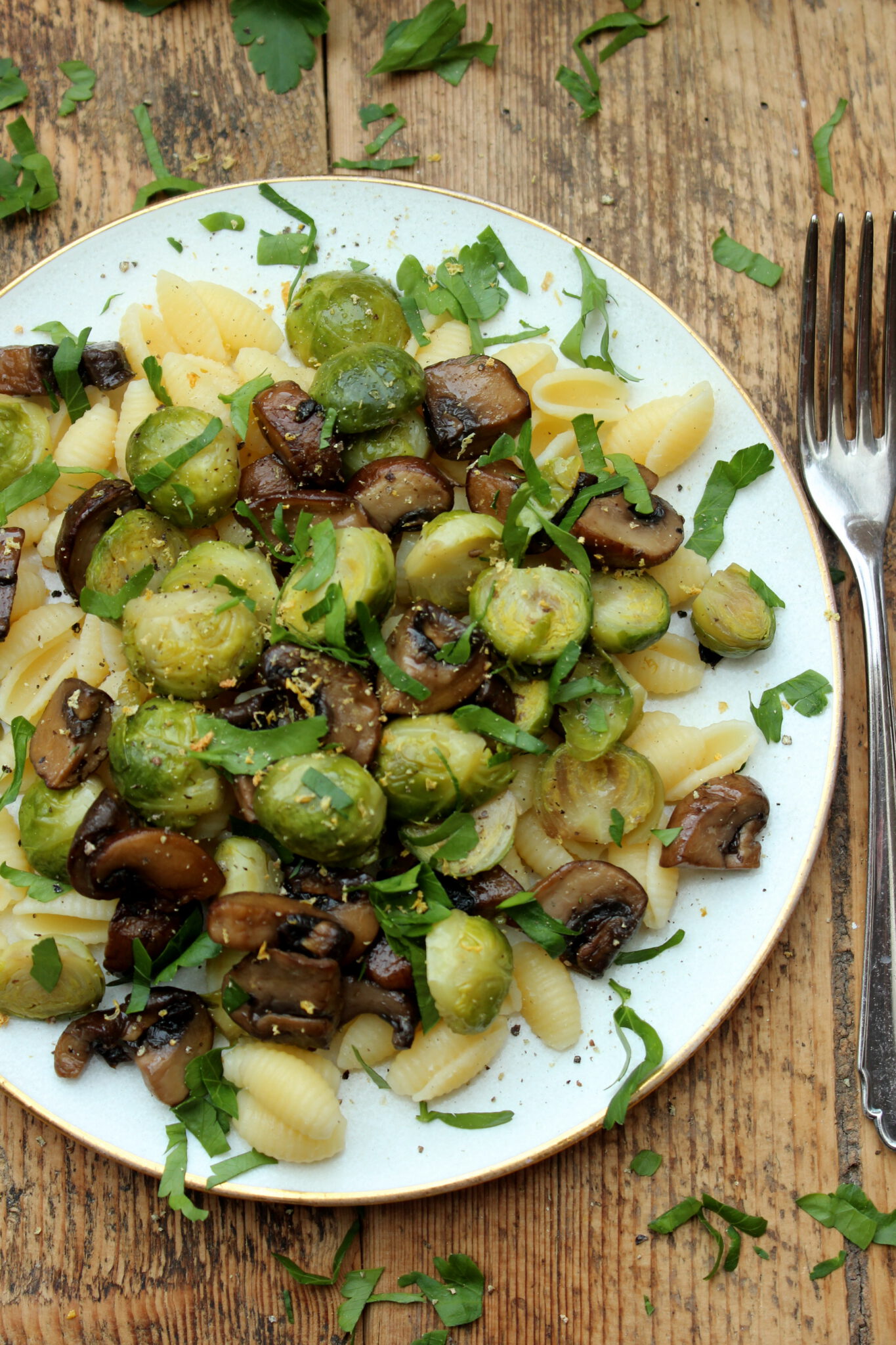 Rosenkohl-Pilz-Pfanne mit Mais-Nudeln - Claudia Earp