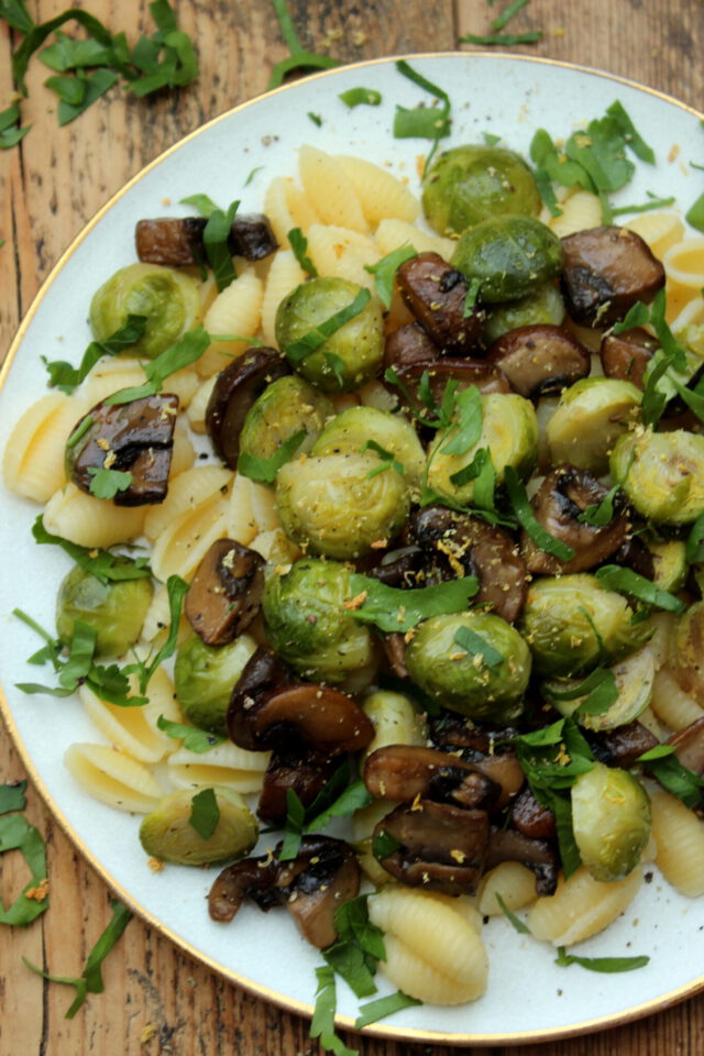 Rosenkohl-Pilz-Pfanne mit Mais-Nudeln