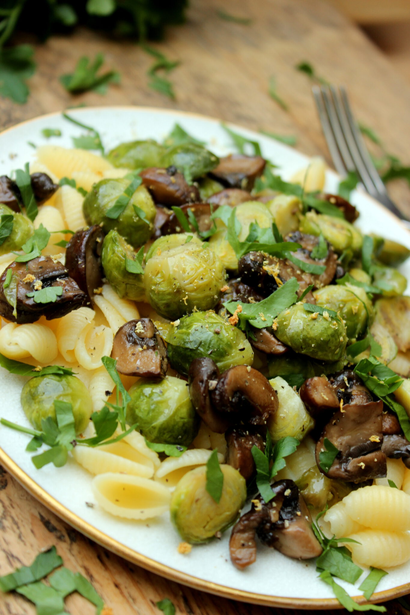 Rosenkohl-Pilz-Pfanne mit Mais-Nudeln