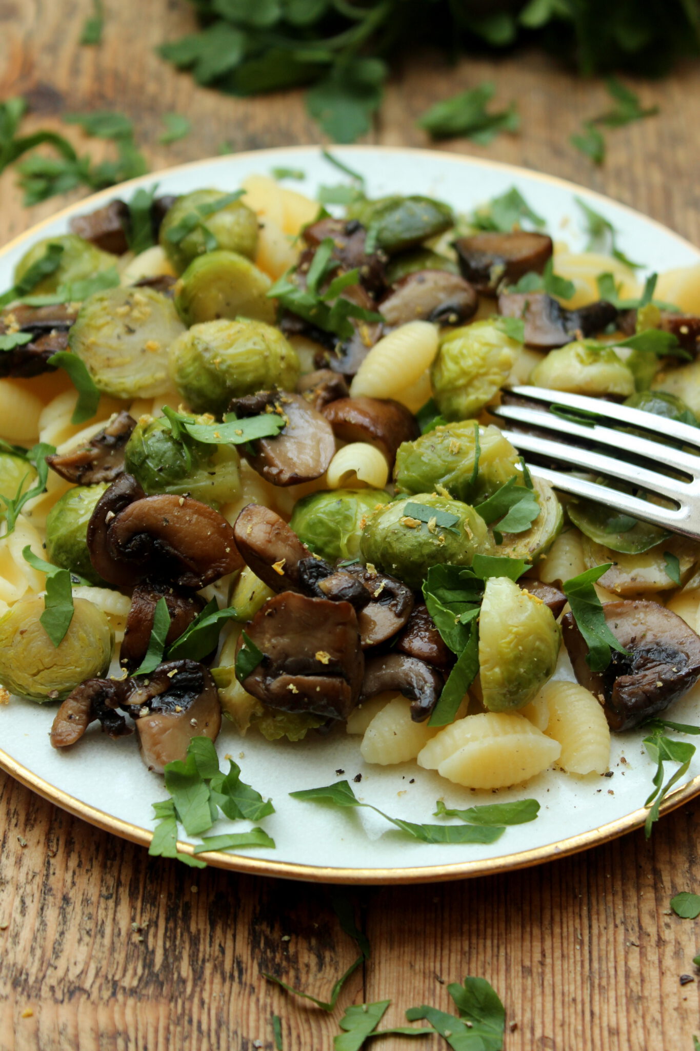 Rosenkohl-Pilz-Pfanne mit Mais-Nudeln