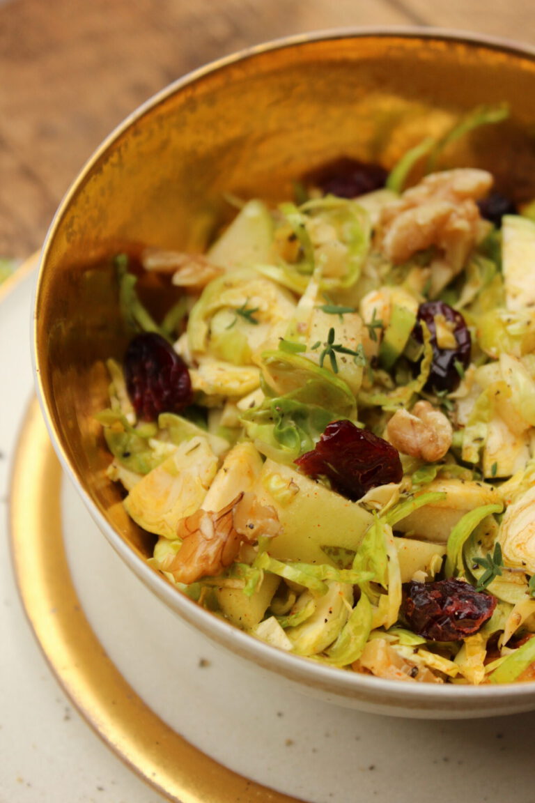 Rosenkohl-Salat mit Birne und Cranberries