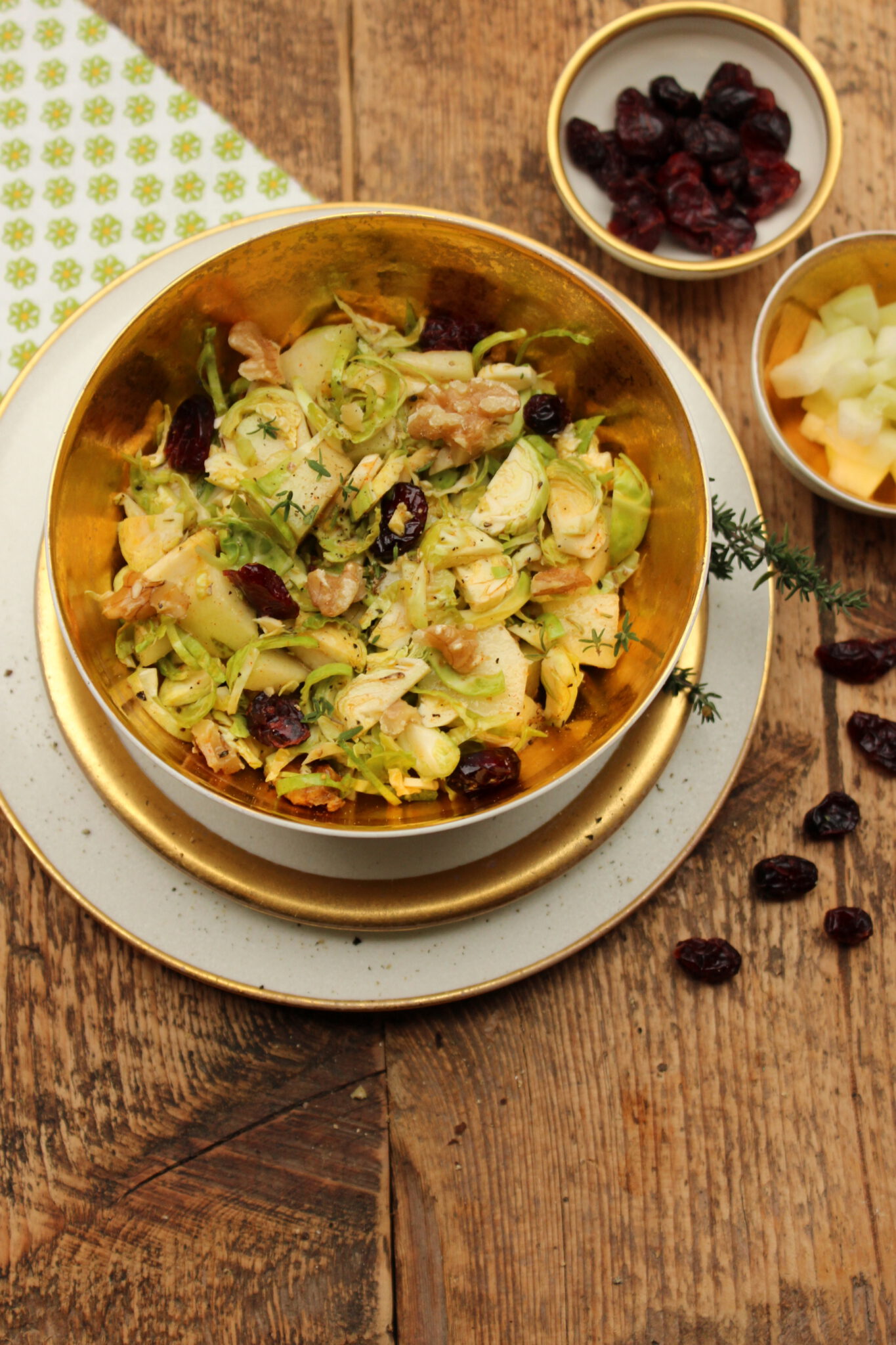 Rosenkohl-Salat mit Birne und Cranberries