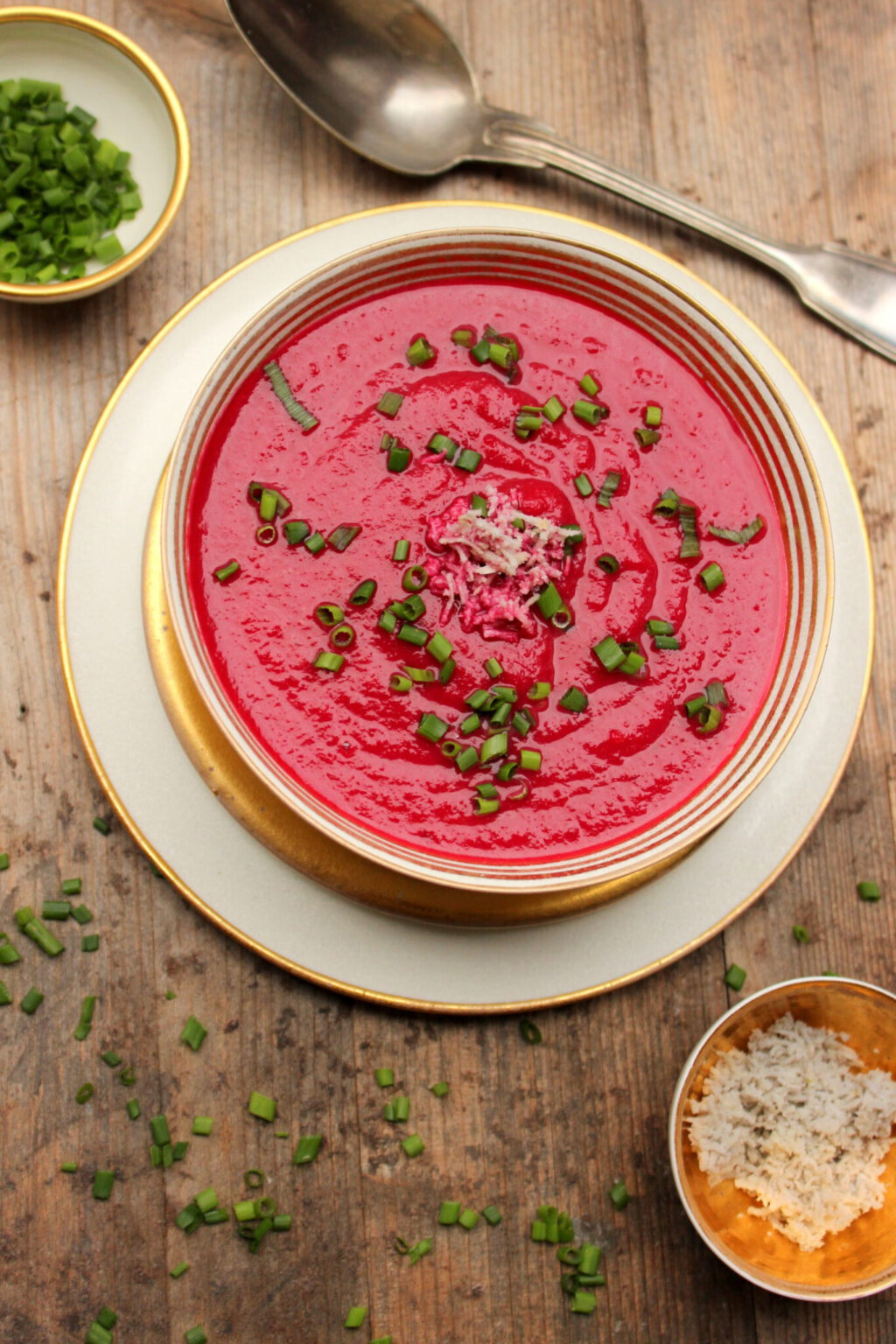 Rote-Bete-Apfel-Suppe mit frischem Meerrettich