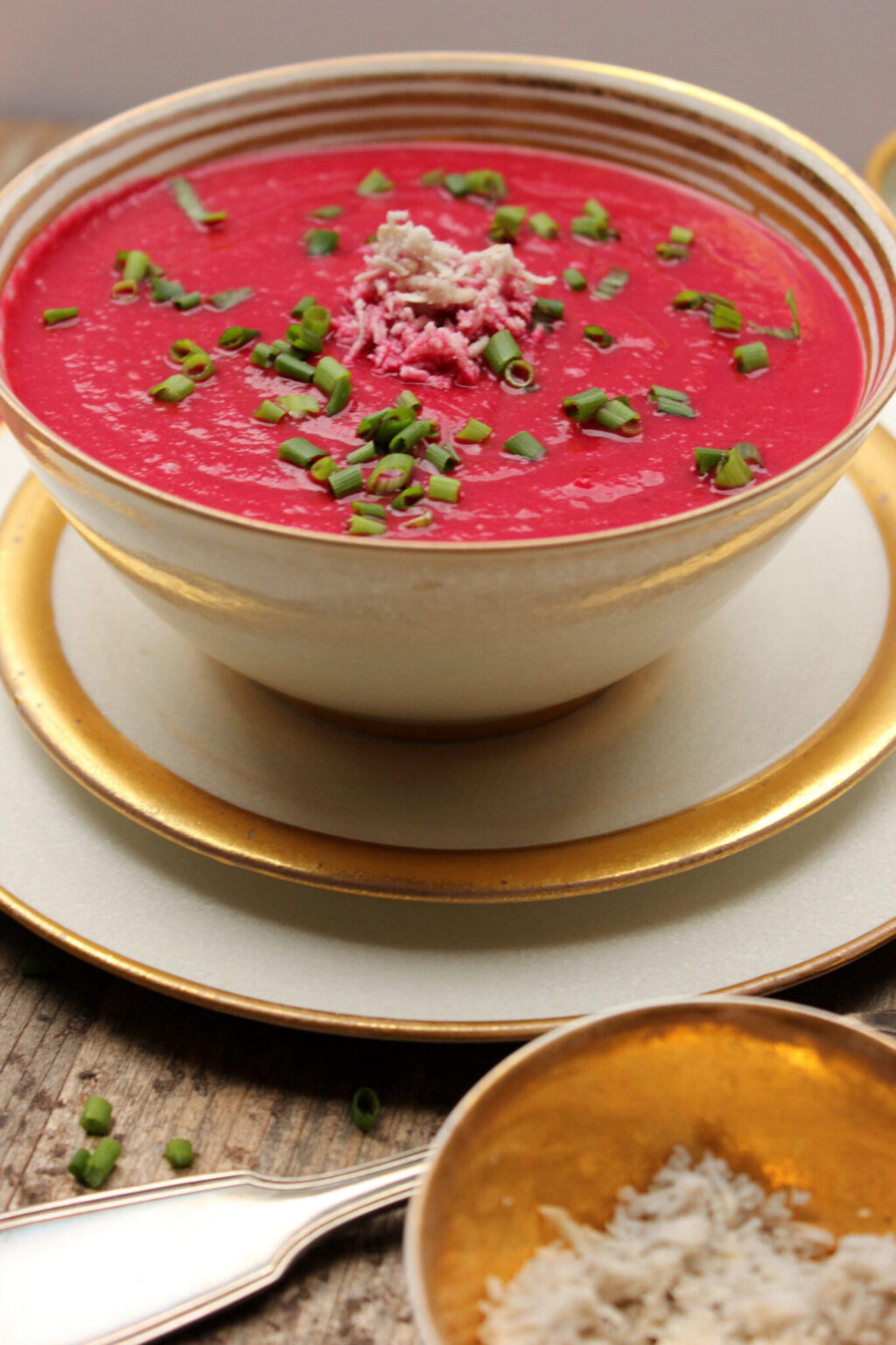Rote-Bete-Apfel-Suppe mit frischem Meerrettich