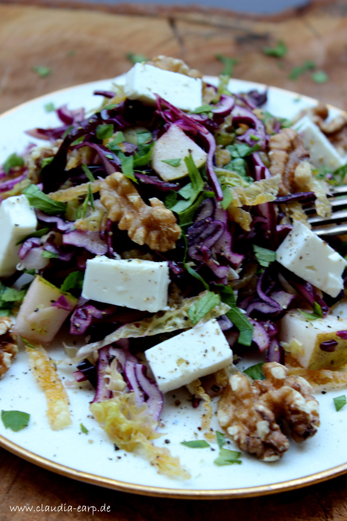 Rotkohl-Wirsing-Salat mit Birne, Walnüssen und Feta