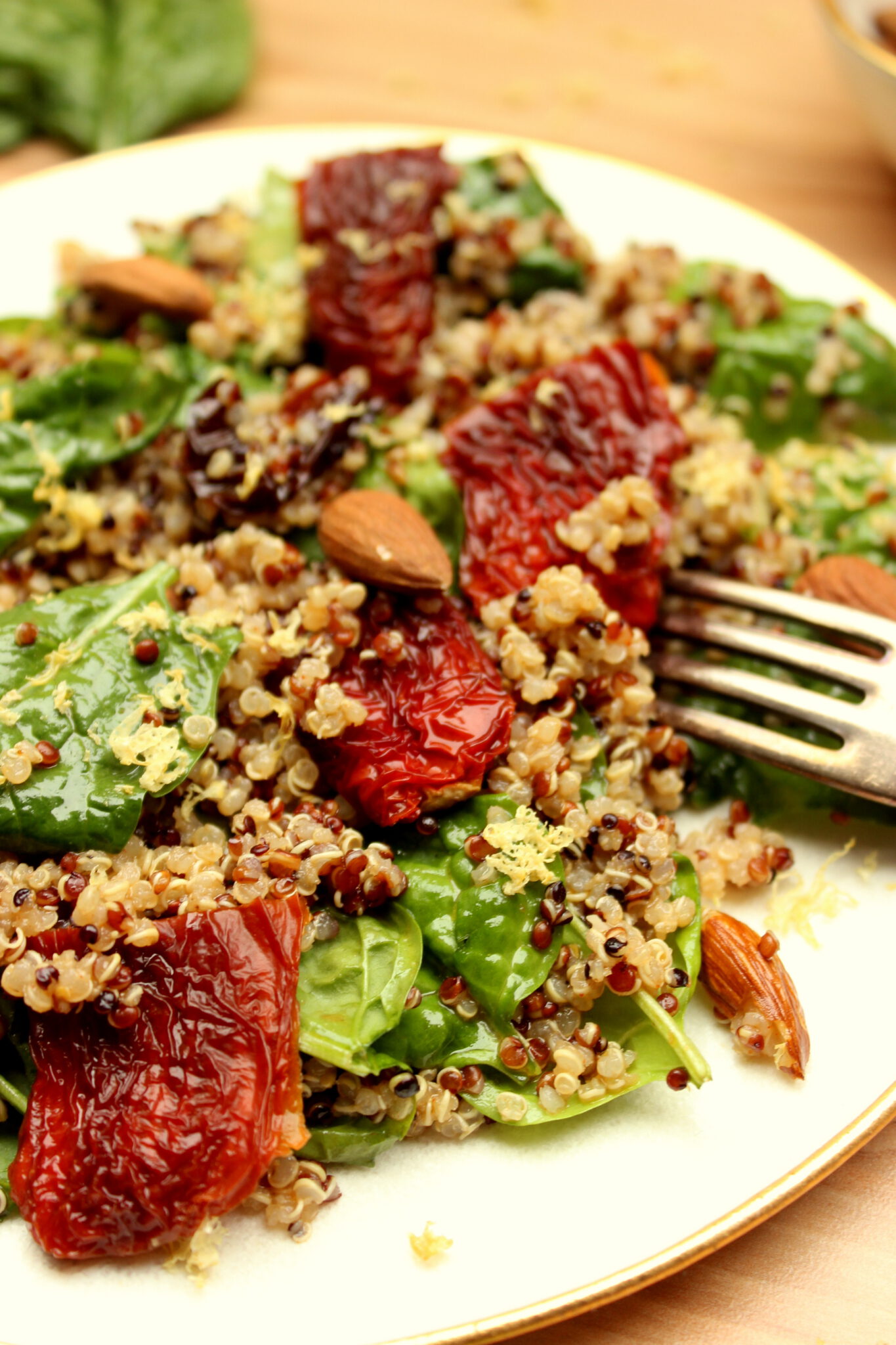 Salat aus Quinoa, Spinat und sonnengetrockenten Tomaten