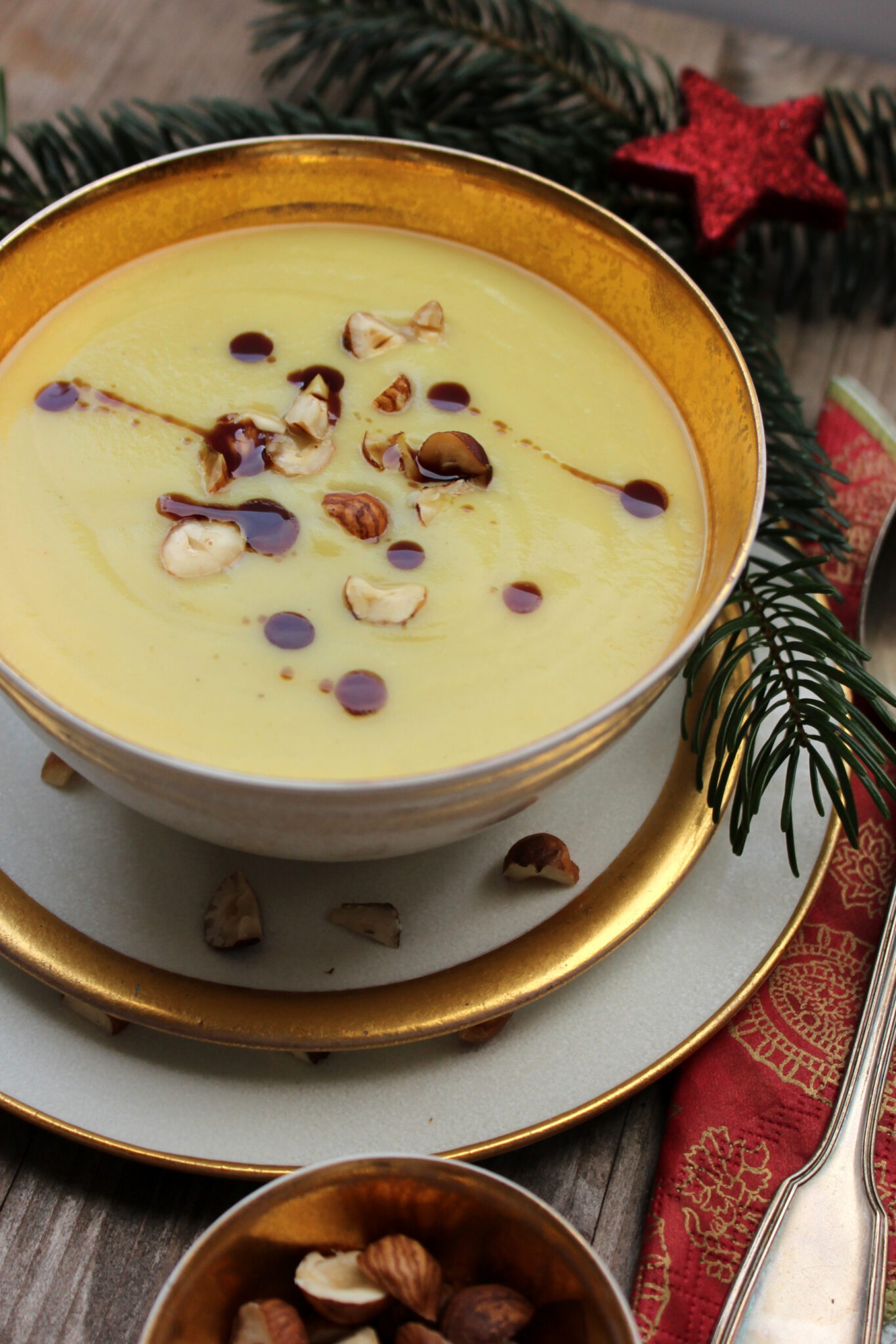 Feine Selleriesuppe mit Haselnüssen und Trüffelöl