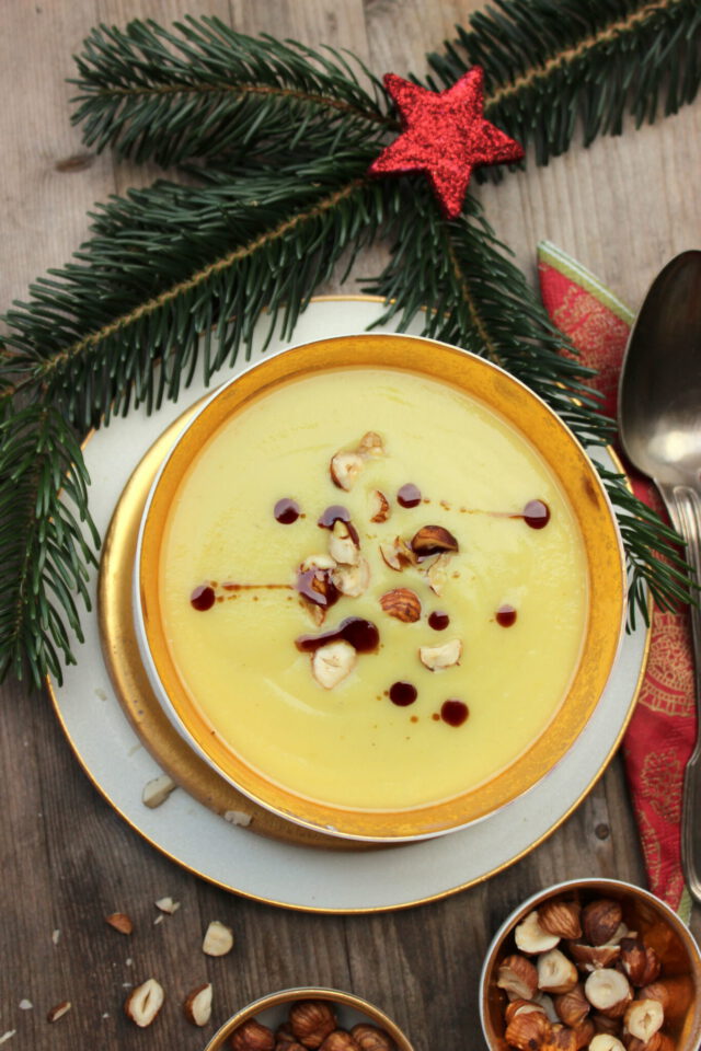 Feine Selleriesuppe mit Haselnüssen und Trüffelöl