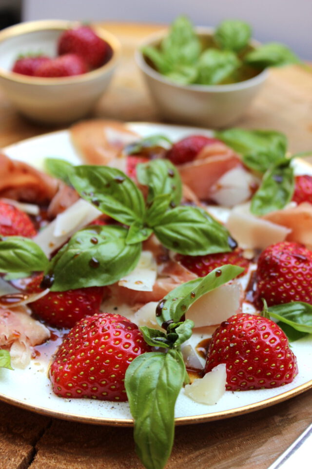 Erdbeeren, Parmesan, Serrano mit Balsamico-Honig