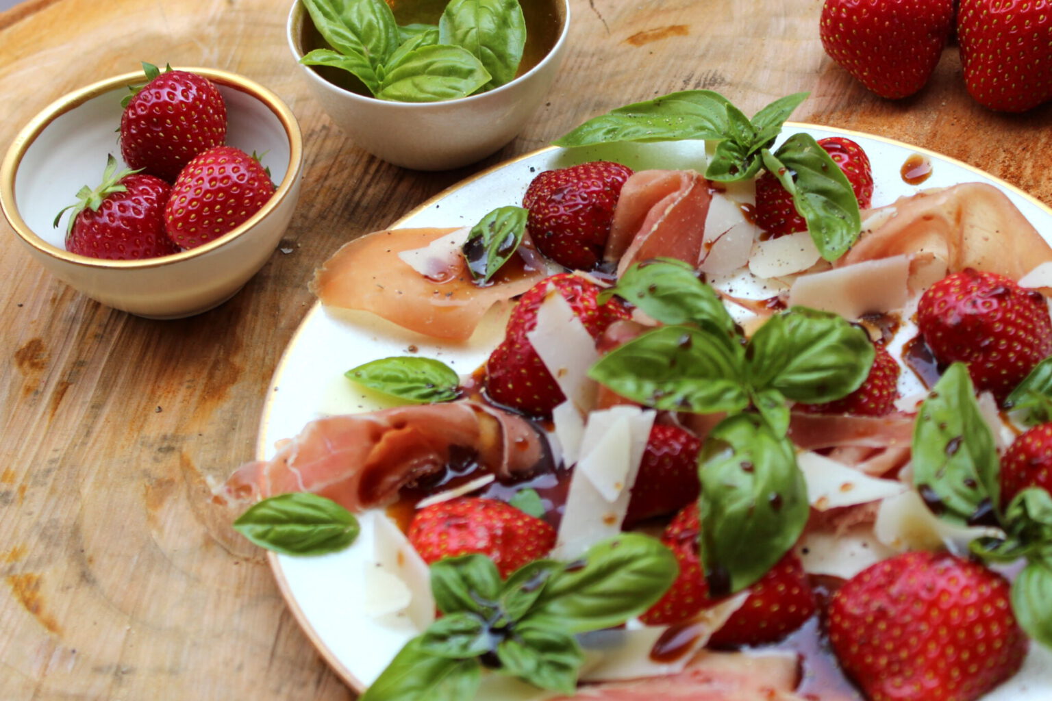 Erdbeeren, Parmesan, Serrano mit Balsamico-Honig