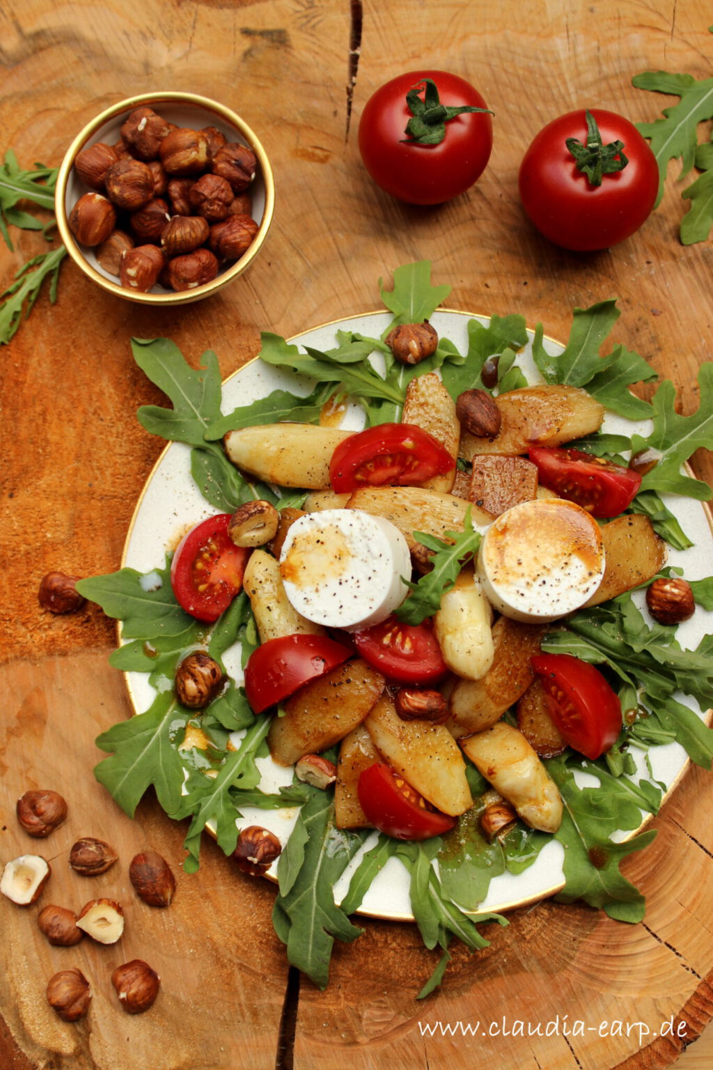 Spargel-Salat an Rucola und Tomate mit Ziegenkäse