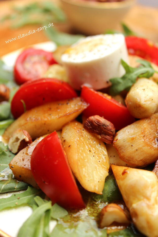 Spargel-Salat an Rucola und Tomate mit Ziegenkäse
