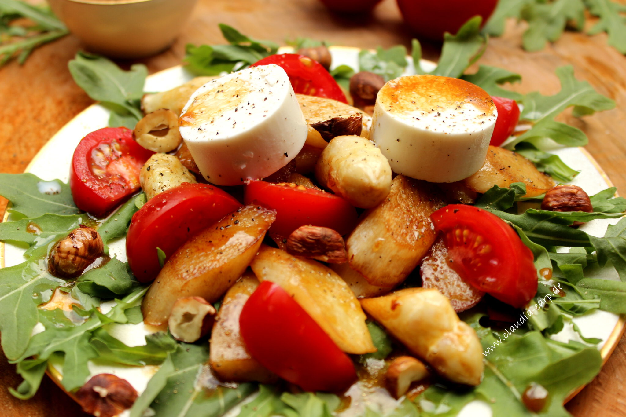 Spargel-Salat an Rucola und Tomate mit Ziegenkäse