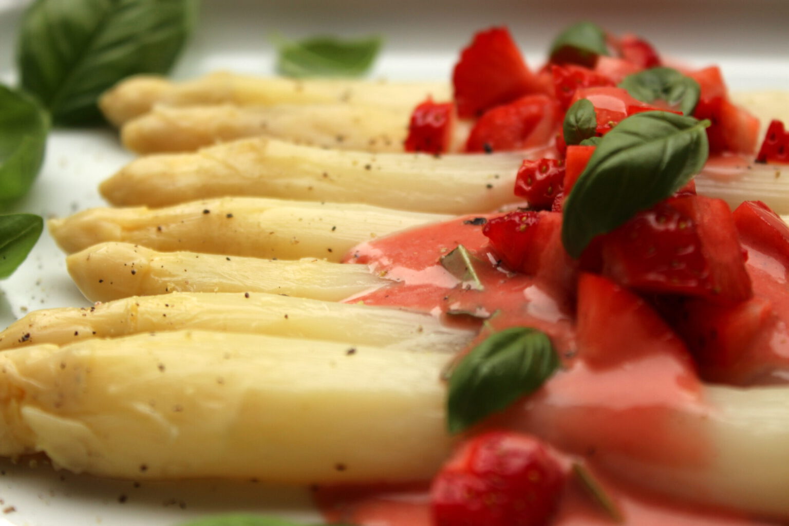 Spargel an Erdbeer-Balsamico-Vinaigrette