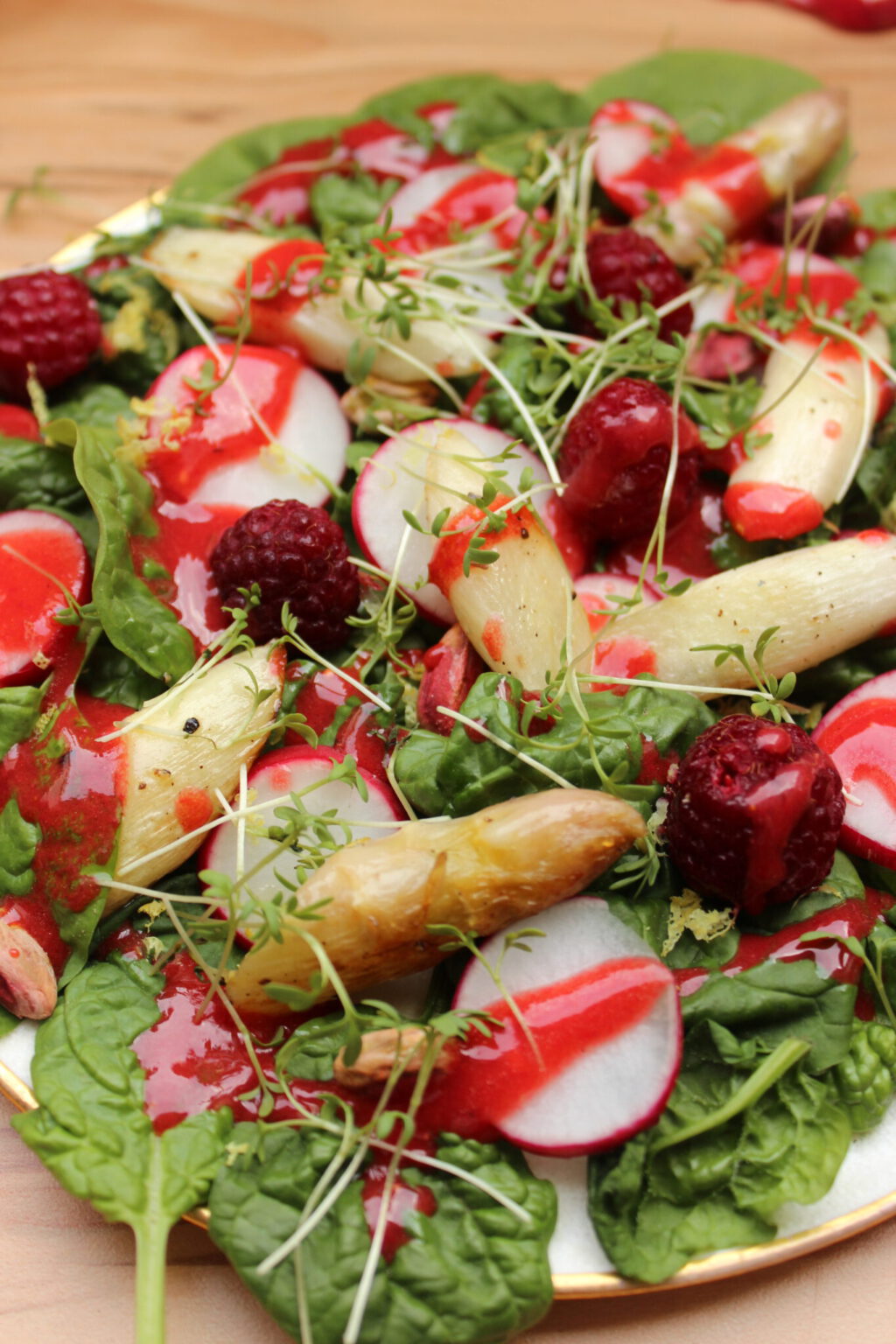 Spargelsalat mit Spinat und Radieschen an Himbeer-Dressing
