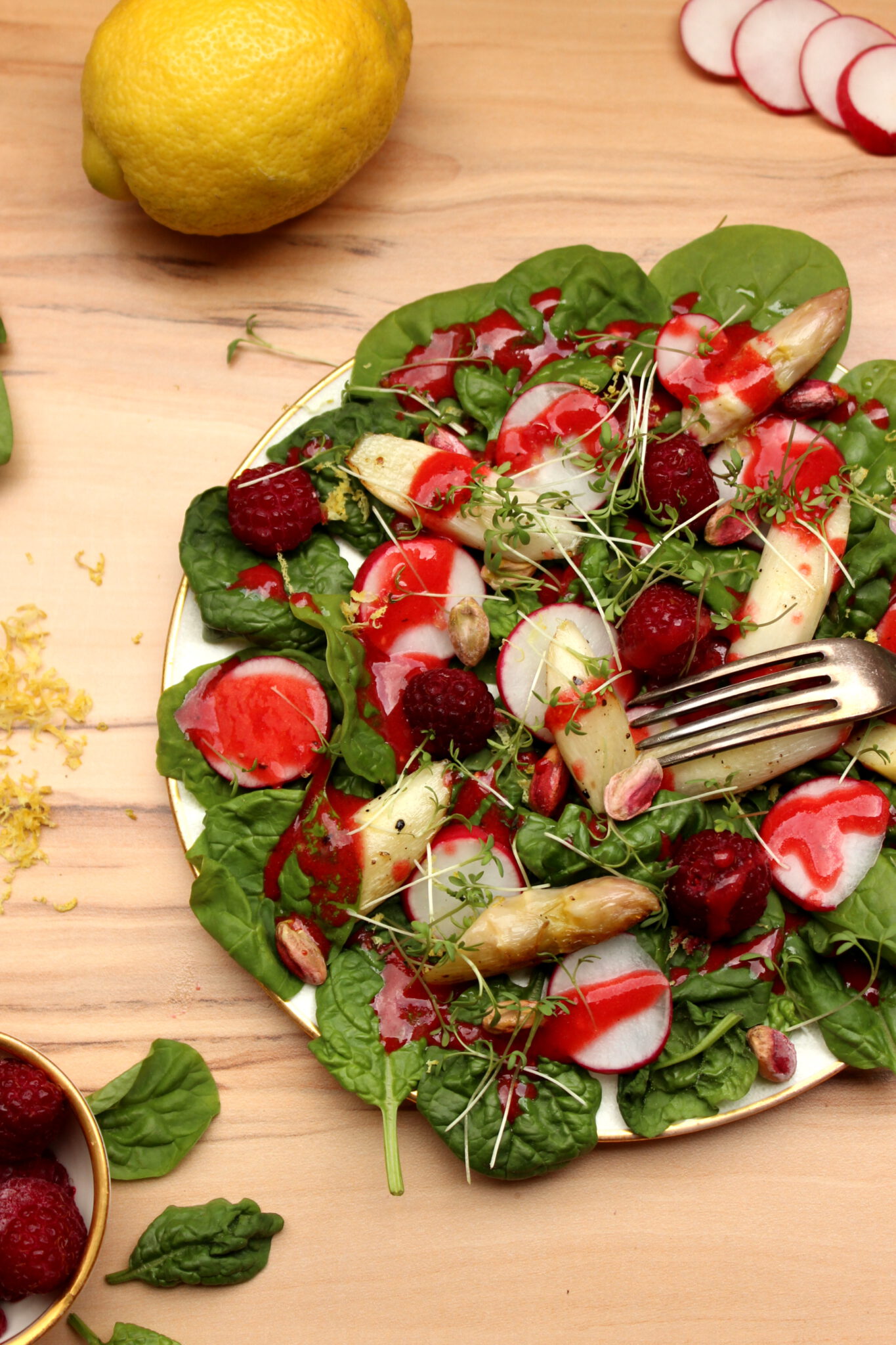 Spargelsalat mit Spinat und Radieschen an Himbeer-Dressing Spargelsalat mit Spinat und Radieschen an Himbeer-Dressing