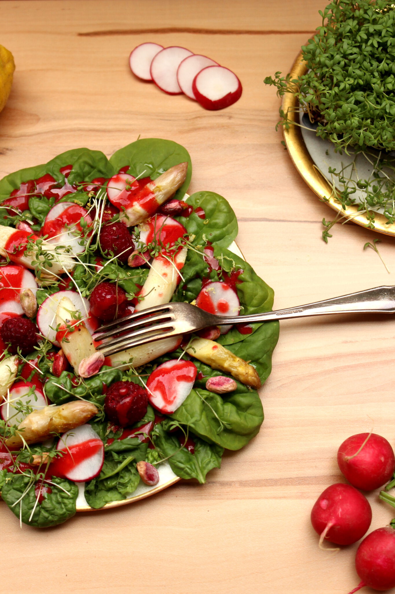 Spargelsalat mit Spinat und Radieschen an Himbeer-Dressing Spargelsalat mit Spinat und Radieschen an Himbeer-Dressing