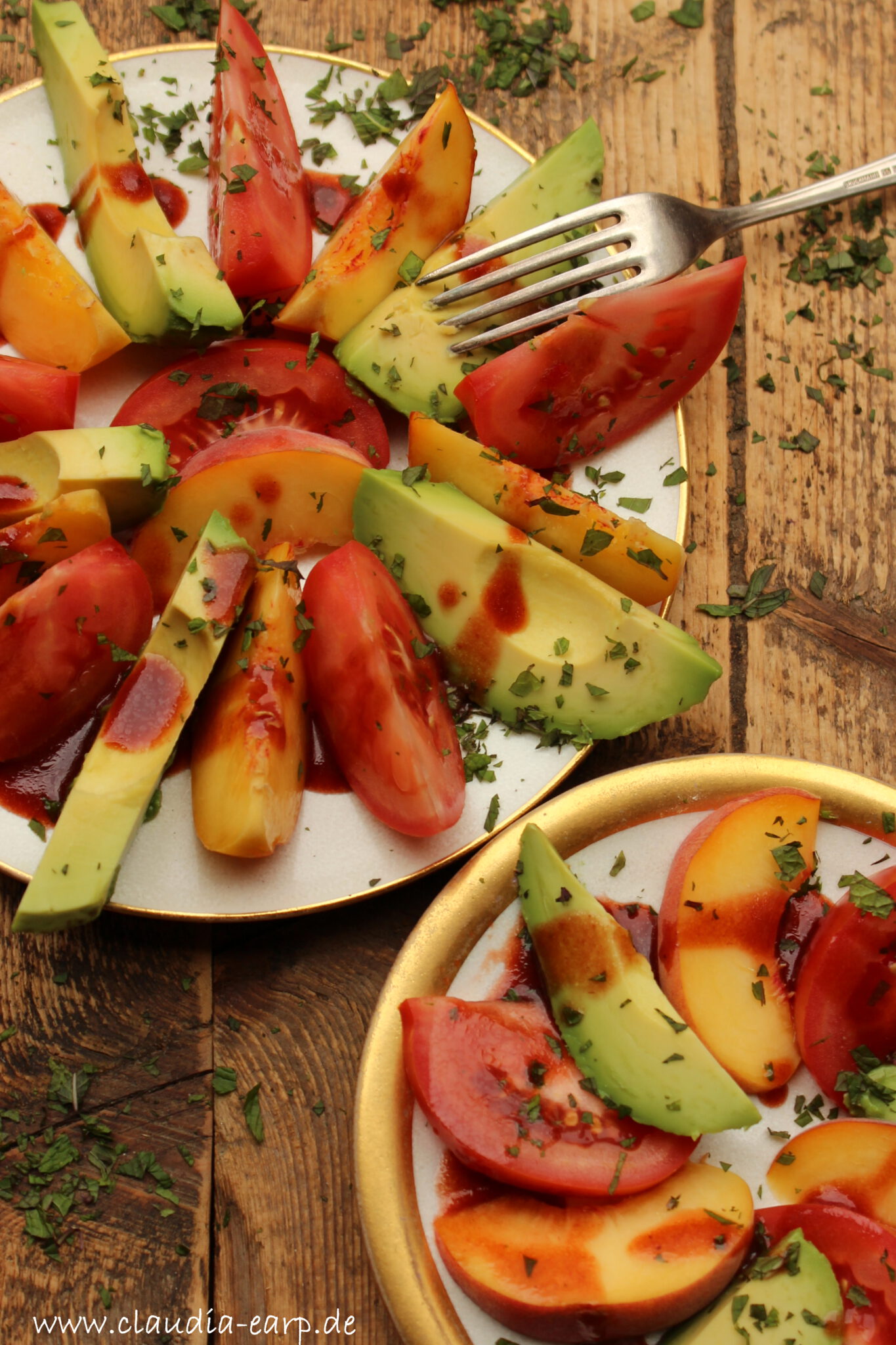 Tomaten-Pfirsich und Avocado-Salat mit Himbeer-Vinaigrette