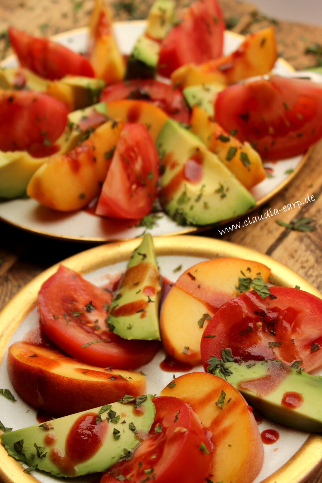 Tomaten-Pfirsich und Avocado-Salat mit Himbeer-Vinaigrette