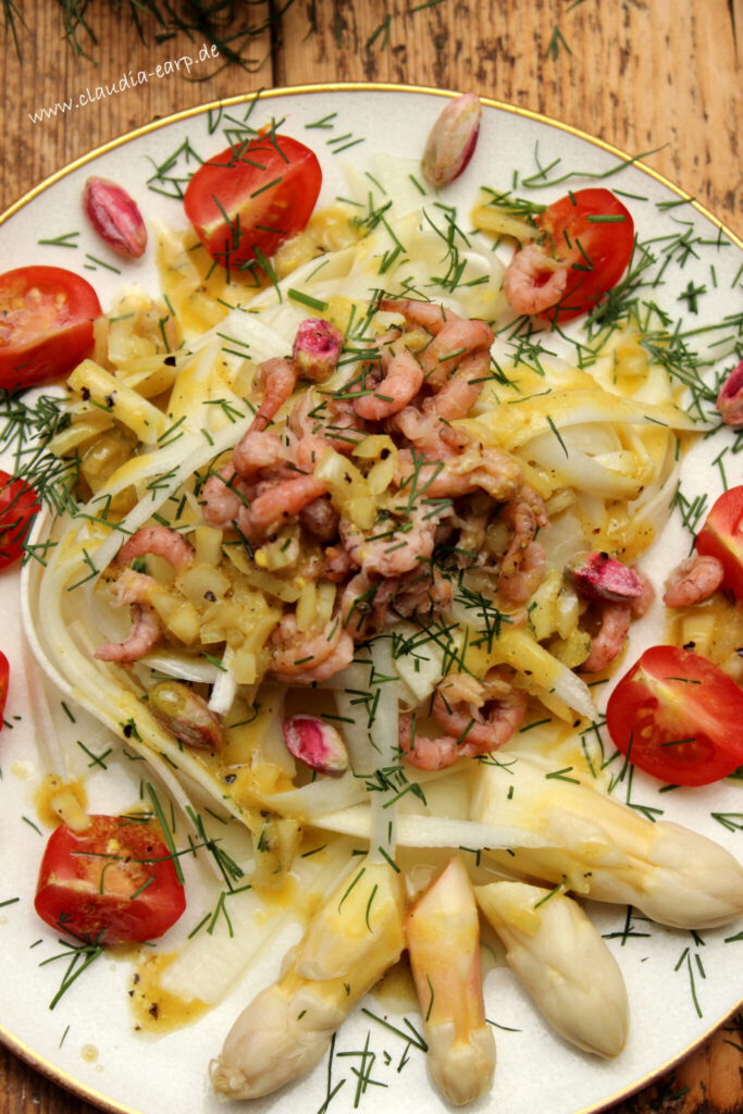 Weißer Spargel-Salat mit Krabben an Himbeervinaigrette / Claudia Earp