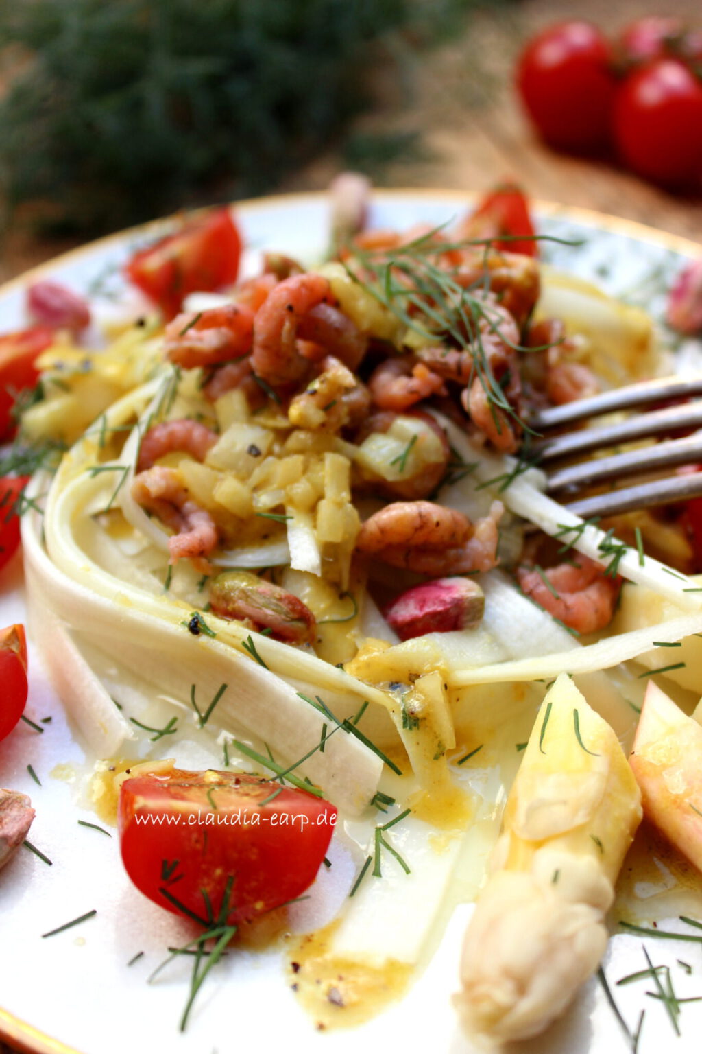 Weißer Spargel-Salat mit Krabben an Himbeervinaigrette / Claudia Earp
