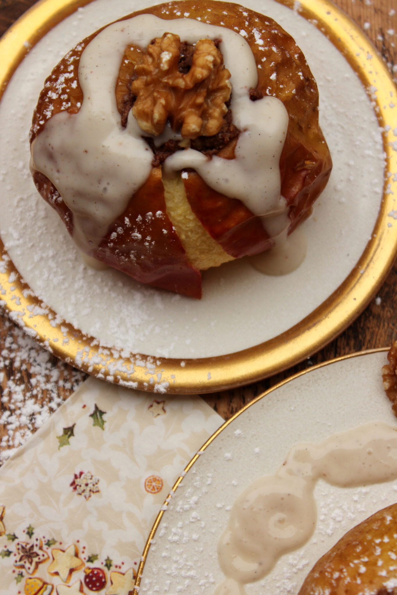 Winterlicher Bratapfel mit veganer Vanillesauce