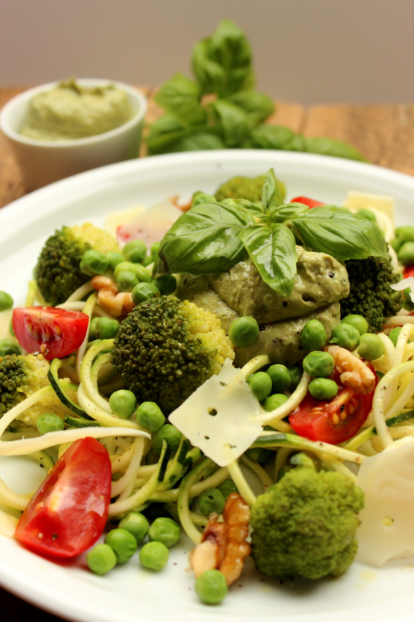 Zucchini-Nudeln mit Erbsen und Avocado-Walnuss-Pesto