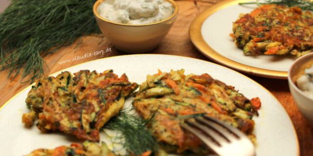 Zucchini-Puffer mit Joghurt-Minz-Sauce