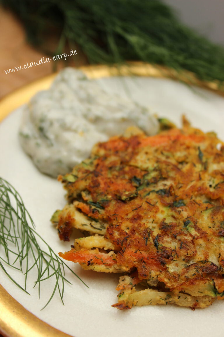 Zucchini-Puffer mit Joghurt-Minz-Sauce