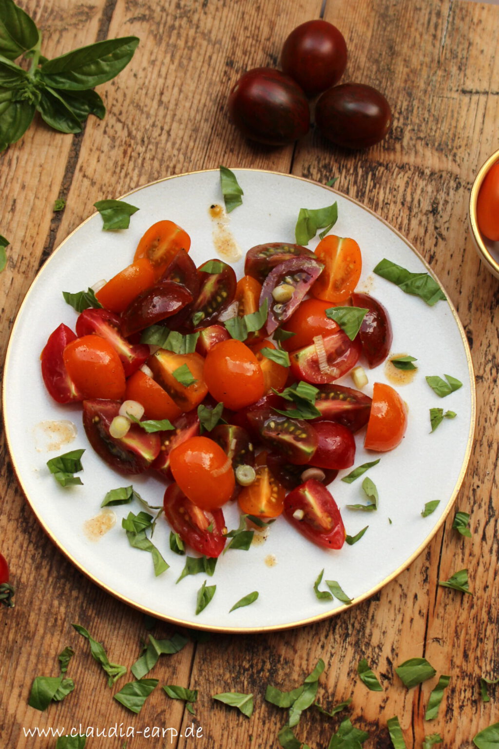 Bunter Tomatensalat mit Basilikum-Vanille-Vinaigrette