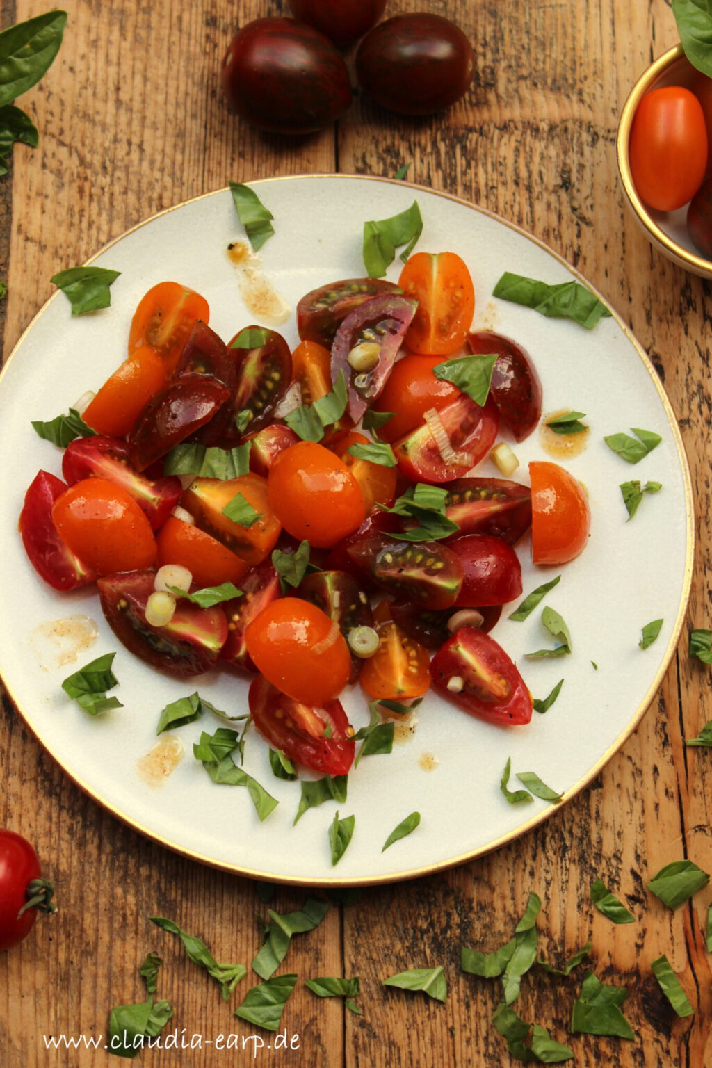 Bunter Tomatensalat mit Basilikum-Vanille-Vinaigrette