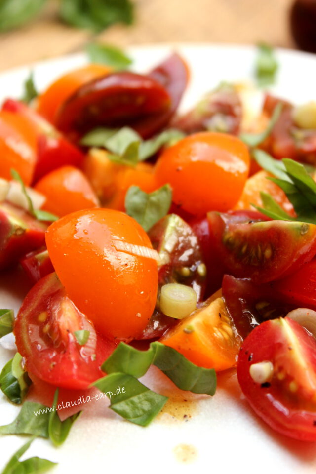Bunter Tomatensalat mit Basilikum-Vanille-Vinaigrette