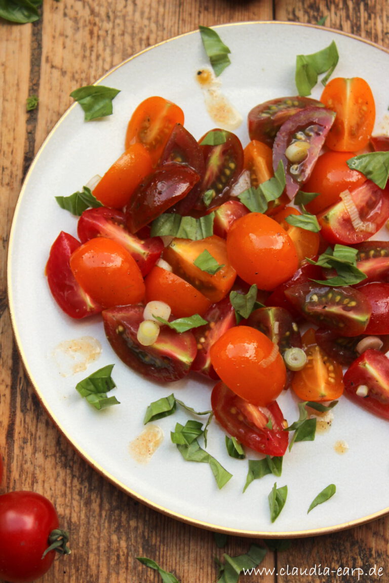 Bunter Tomatensalat mit Basilikum-Vanille-Vinaigrette