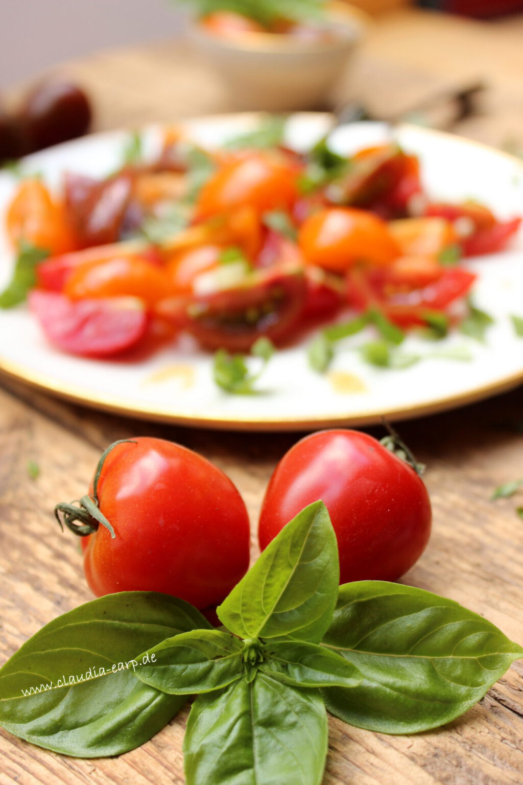 Bunter Tomatensalat mit Basilikum-Vanille-Vinaigrette