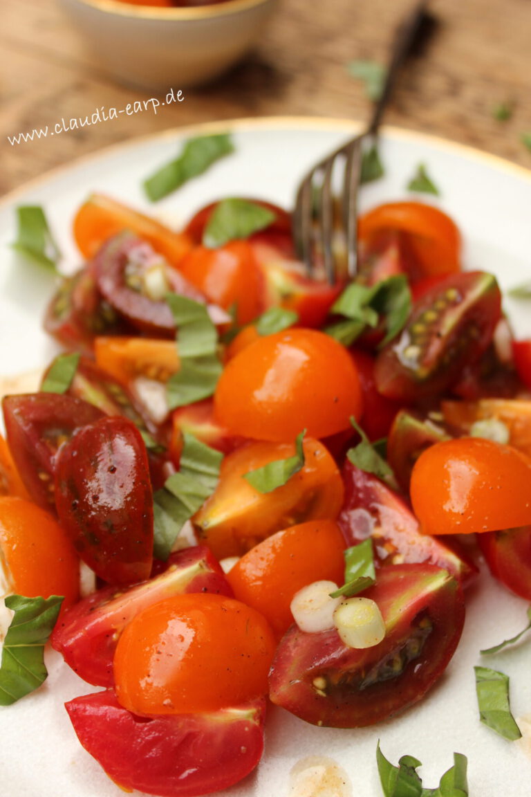 Bunter Tomatensalat mit Basilikum-Vanille-Vinaigrette