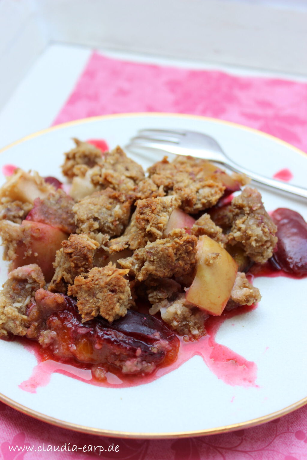 Glutenfrei: Spätsommerlicher Apfel-Birnen-Pflaumen-Crumble Glutenfrei: Spätsommerlicher Apfel-Birnen-Pflaumen-Crumble