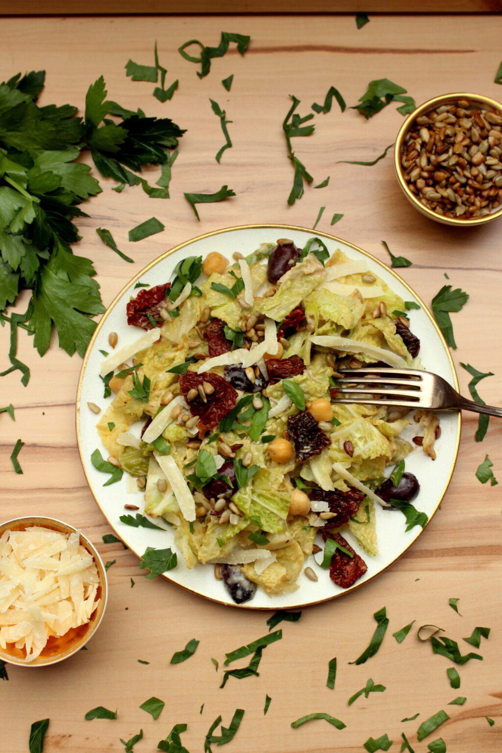 Griechischer Kohlsalat mit cremigem Tahini-Dressing Griechischer Kohlsalat mit cremigem Tahini-Dressing