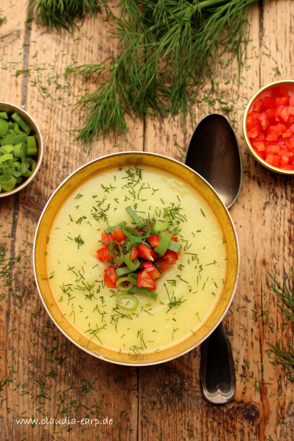 Kohlrabi-Suppe mit Paprika und Dill