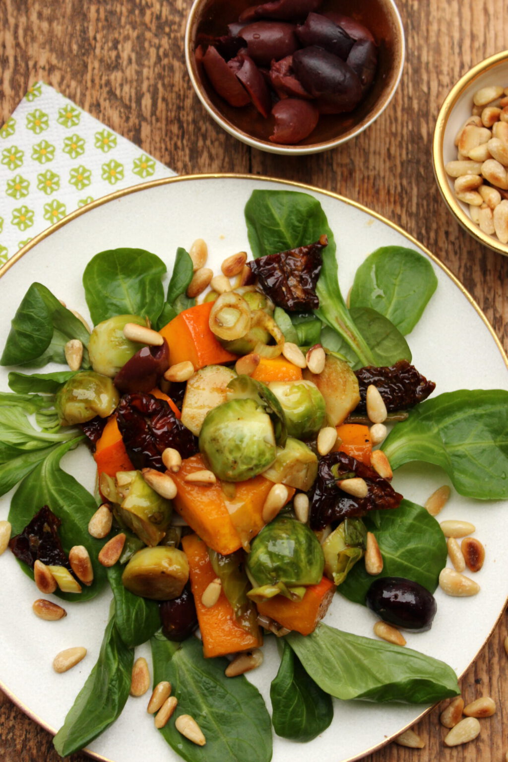 Rosenkohl-Kürbis-Salat mit geröstetem Gemüse und Pinienkernen