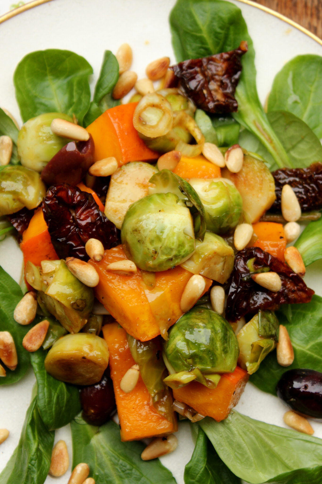 Rosenkohl-Kürbis-Salat mit geröstetem Gemüse und Pinienkernen