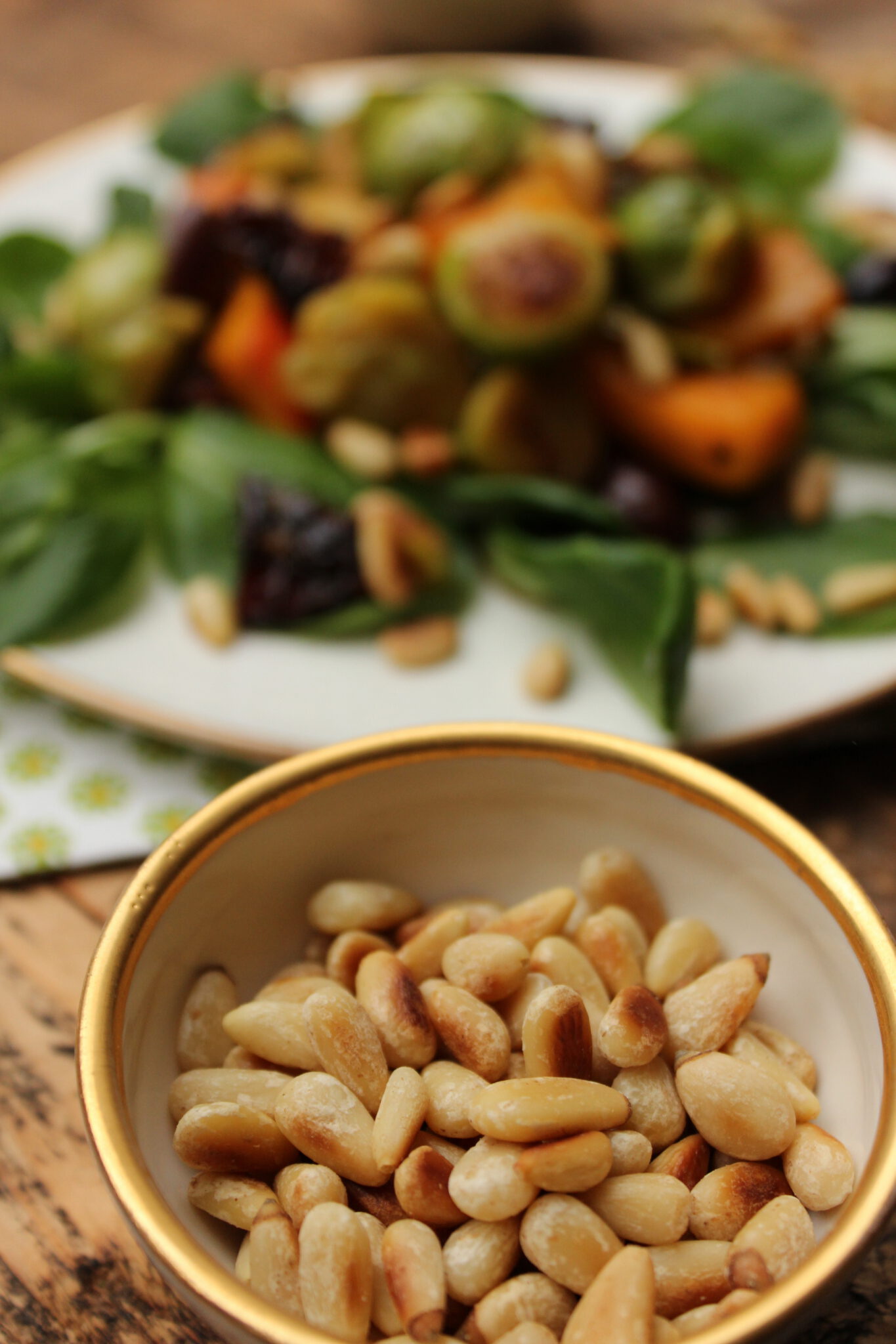 Rosenkohl-Kürbis-Salat mit geröstetem Gemüse und Pinienkernen