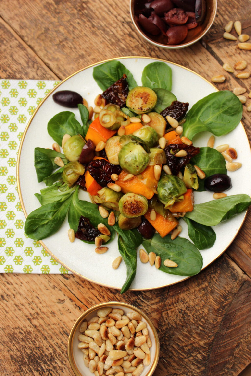 Rosenkohl-Kürbis-Salat mit geröstetem Gemüse und Pinienkernen