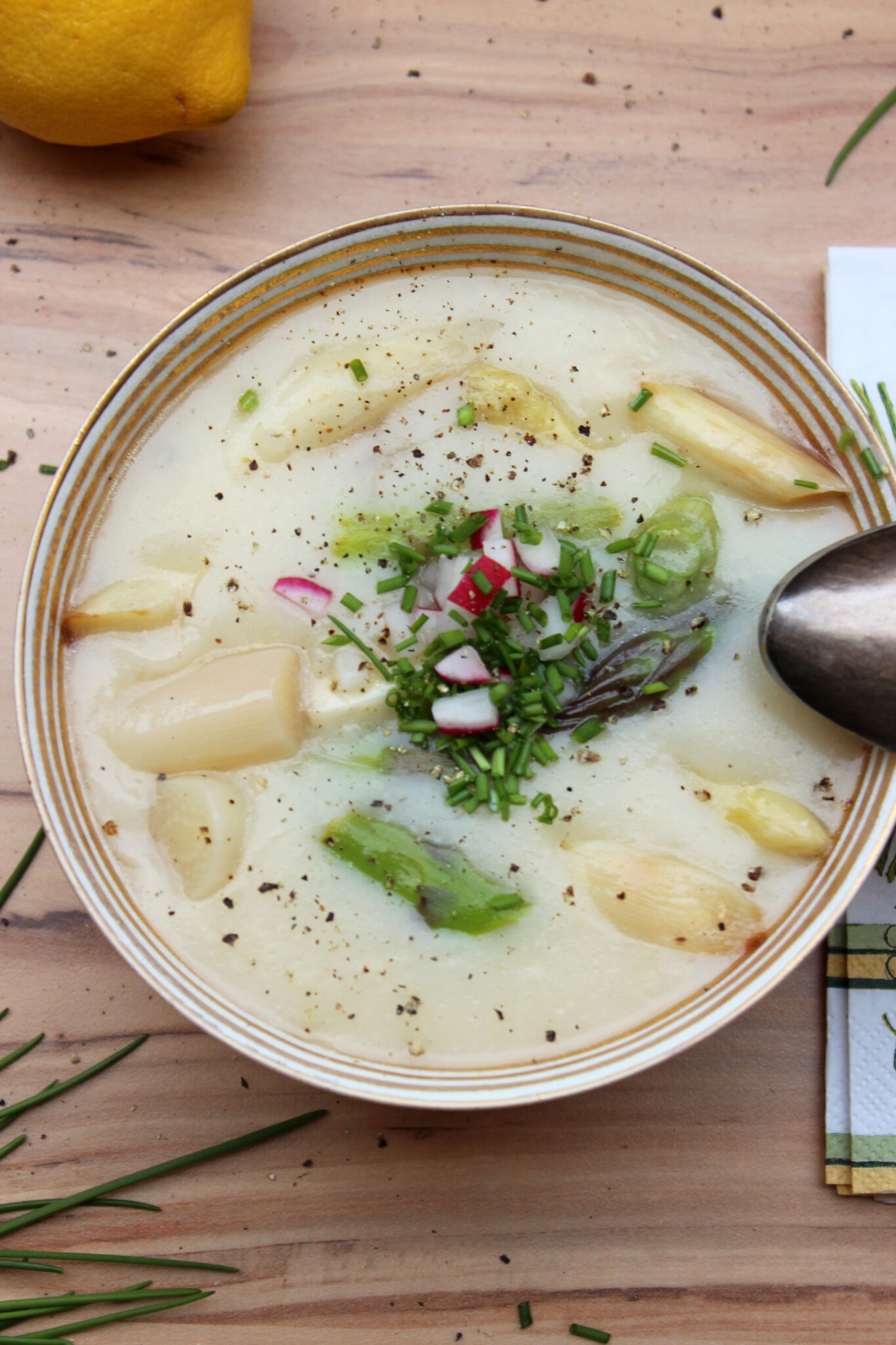 spargelcremesuppe mit spargel aus dem glas