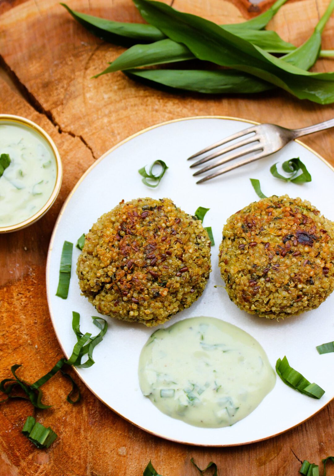 Bärlauch-Quinoa-Bratlinge mit würzigem Avocado-Joghurt-Dip