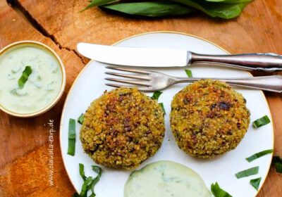 Bärlauch-Quinoa-Bratlinge mit würzigem Avocado-Joghurt-Dip