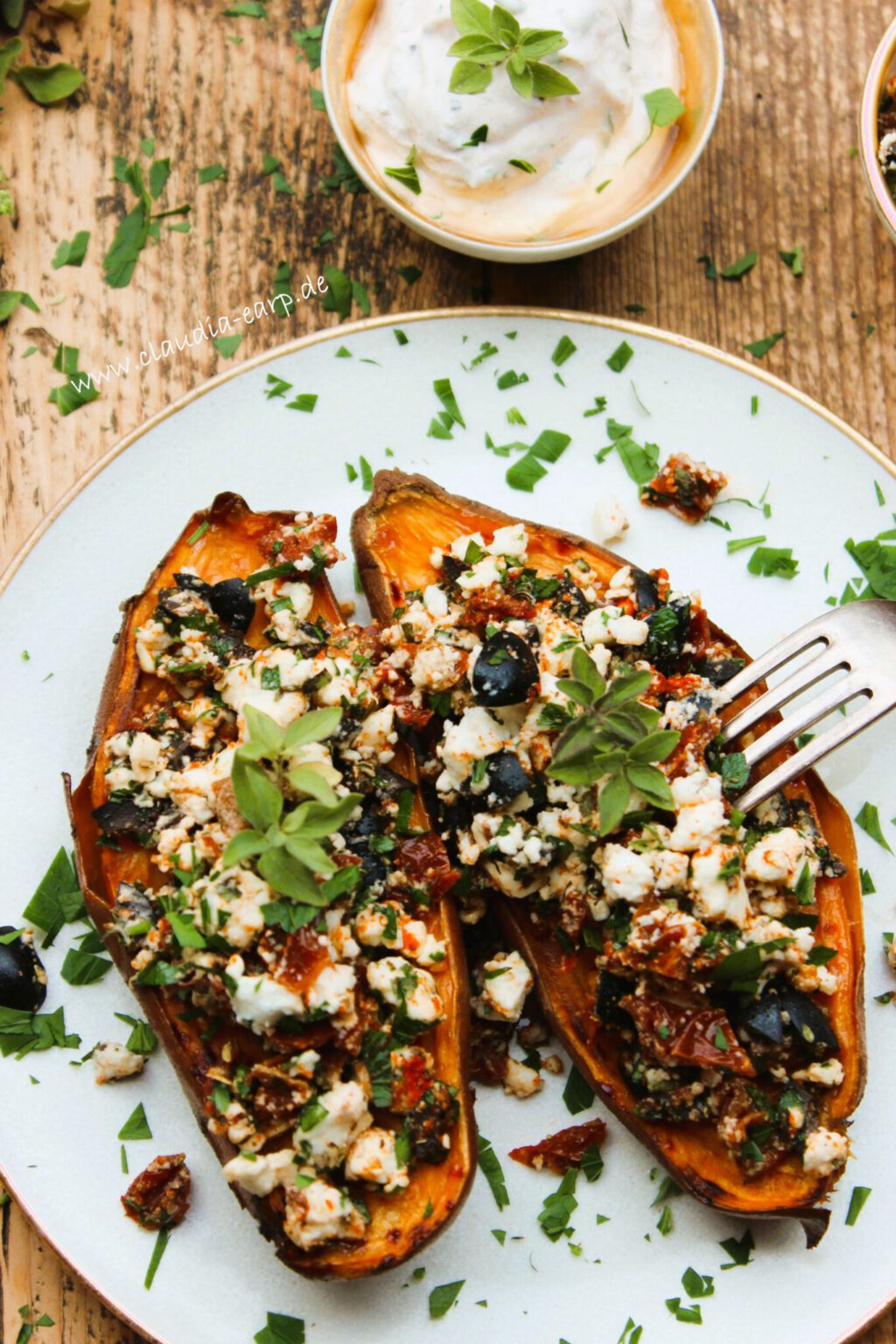 Süßkartoffel-Kumpir mit Tomaten, Oliven und Ziegenkäse